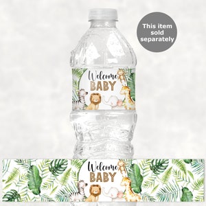 K&ouml;nnte beinhalten: Wasserflaschenetiketten mit Dschungel-Motiv. Die Etiketten zeigen ein gr&uuml;nes und wei&szlig;es tropisches Blatt-Muster mit einem Kreis, der den Text "Welcome Baby" und Illustrationen von einem Zebra, einem L&ouml;wen, einem Elefanten und einer Giraffe enth&auml;lt.