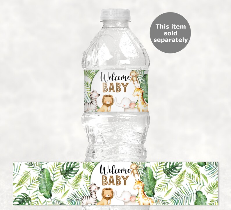 K&ouml;nnte beinhalten: Wasserflaschenetiketten mit Dschungel-Motiv. Die Etiketten zeigen ein gr&uuml;nes und wei&szlig;es tropisches Blatt-Muster mit einem Kreis, der den Text "Welcome Baby" und Illustrationen von einem Zebra, einem L&ouml;wen, einem Elefanten und einer Giraffe enth&auml;lt.