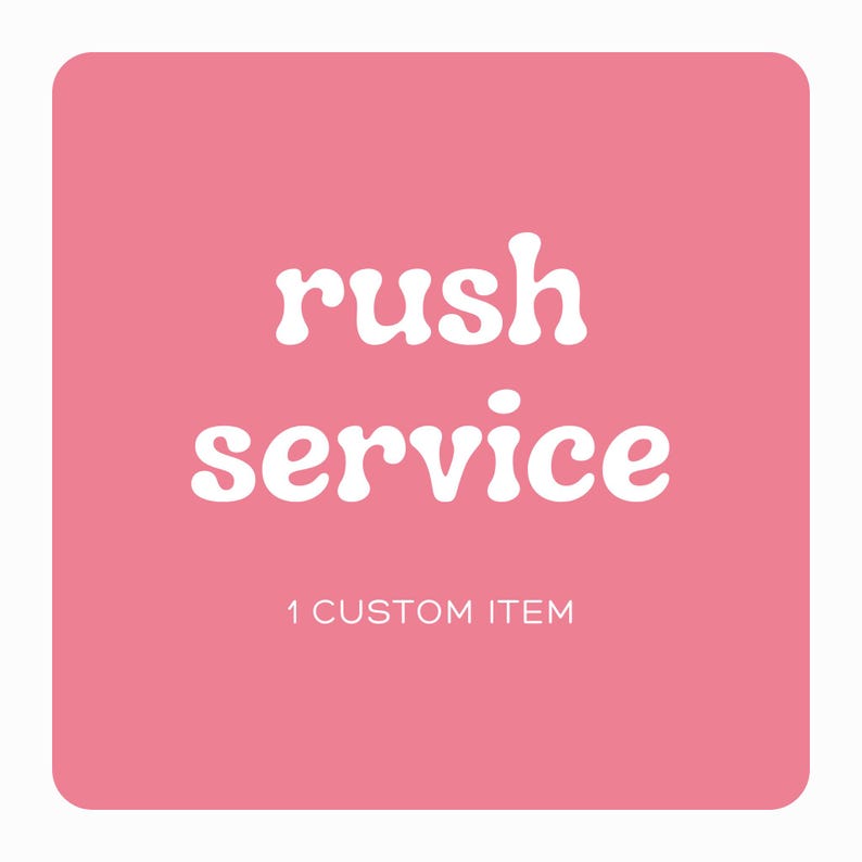 K&ouml;nnte beinhalten: Ein rosa Quadrat mit abgerundeten Ecken zeigt die Worte "rush service" in wei&szlig;er, stilisierter Schrift. Darunter steht der Text "1 custom item" in kleinerer Schrift. Das Design ist schlicht und sauber.