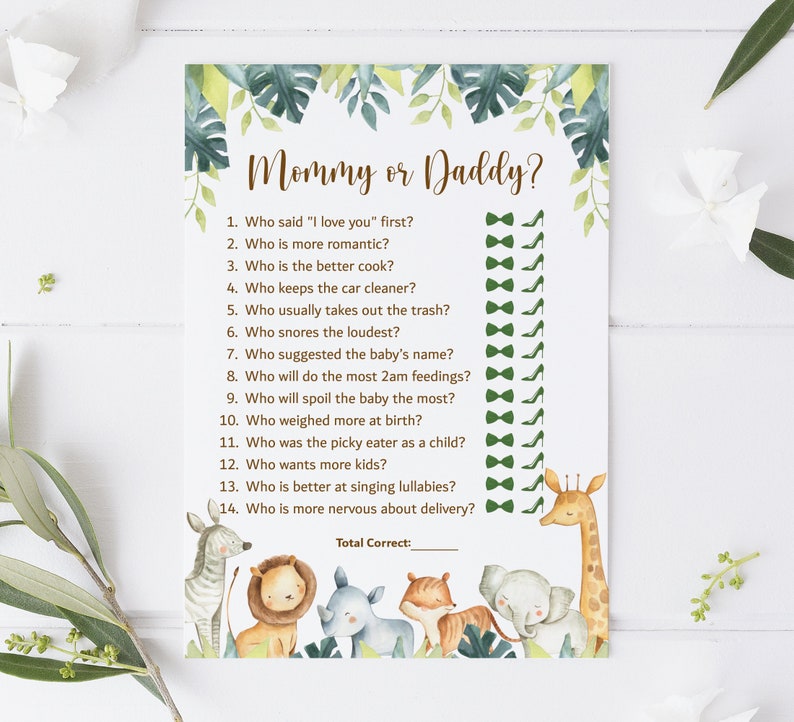 Puede incluir: Un juego de baby shower imprimible con tem&aacute;tica de la selva. El juego hace 14 preguntas sobre los futuros padres, con opciones para "Mam&aacute;" o "Pap&aacute;". Las preguntas incluyen qui&eacute;n dijo "Te amo" primero, qui&eacute;n es m&aacute;s rom&aacute;ntico, qui&eacute;n es el mejor cocinero y qui&eacute;n est&aacute; m&aacute;s nervioso por el parto. El juego presenta ilustraciones de una cebra, un le&oacute;n, un rinoceronte, un elefante y una jirafa.