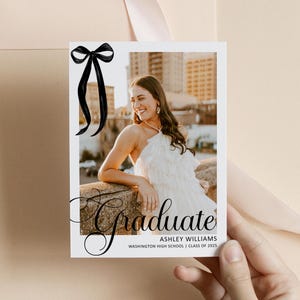Modèle modifiable de faire-part de remise des diplômes coquette avec noeud noir, invitation à une fête de remise des diplômes, modèle de carte photo Corjl 0143