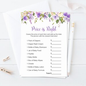 Puede incluir: Una tarjeta de juego para baby shower titulada "Price is Right" con un dise&ntilde;o floral en morado, lavanda y blanco. La tarjeta enumera art&iacute;culos para beb&eacute;s como pa&ntilde;ales, comida para beb&eacute;s y loci&oacute;n, con espacios para adivinar sus precios. Un l&aacute;piz y un sobre est&aacute;n en el fondo.