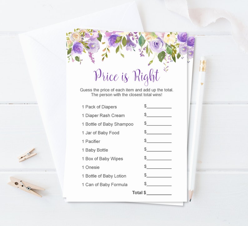Puede incluir: Una tarjeta de juego para baby shower titulada "Price is Right" con un dise&ntilde;o floral en morado, lavanda y blanco. La tarjeta enumera art&iacute;culos para beb&eacute;s como pa&ntilde;ales, comida para beb&eacute;s y loci&oacute;n, con espacios para adivinar sus precios. Un l&aacute;piz y un sobre est&aacute;n en el fondo.