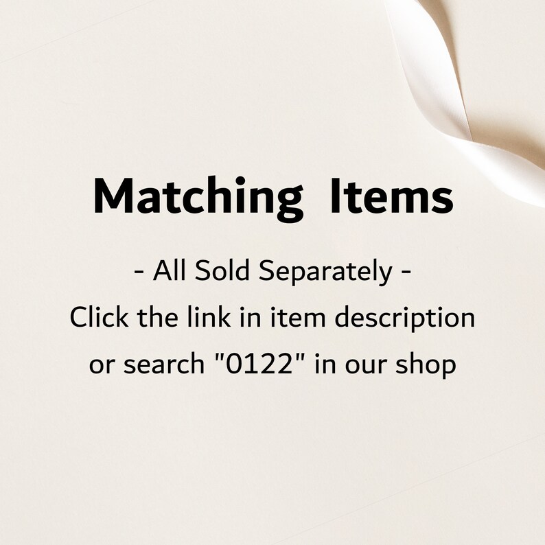 Op de afbeelding: Afbeelding met de tekst "Matching Items - All Sold Separately - Click the link in item description or search "0122" in our shop" op een cr&egrave;mekleurige achtergrond met een wit lint in de rechterbovenhoek.