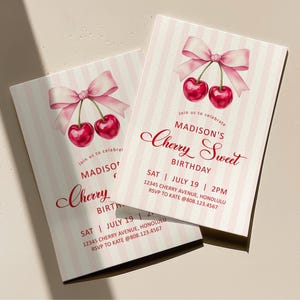 Puede incluir: Dos invitaciones de cumpleaños con un diseño de cerezas en acuarela. Cada tarjeta presenta un par de cerezas con un lazo rosa, sobre un fondo a rayas. El texto dice "Cherry Sweet Birthday de Madison".
