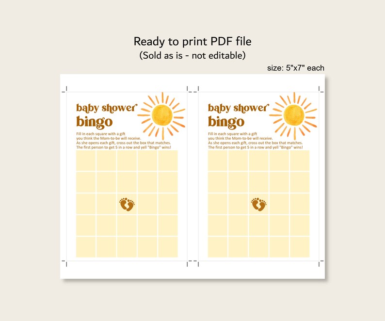K&ouml;nnte beinhalten: Zwei druckbare Babyparty-Bingo-Karten mit einer gelben Sonne und braunen Fu&szlig;abdr&uuml;cken. Die Karten sind 12,7 cm x 17,8 cm gro&szlig;.