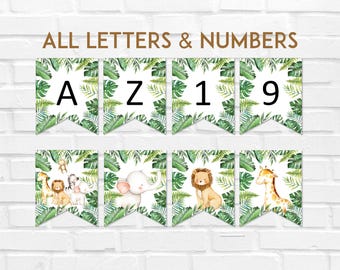 Può includere: Un set di banner decorativi con lettere, numeri e illustrazioni di animali della giungla. Ogni banner ha uno sfondo bianco con foglie tropicali verdi e un bordo bianco. Il testo "ALL LETTERS & NUMBERS" è visualizzato in alto.