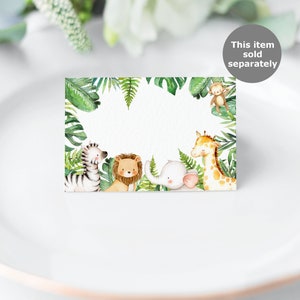 Pode incluir: Um cart&atilde;o branco com uma borda de selva verde que apresenta uma zebra, um le&atilde;o, um elefante e uma girafa. O cart&atilde;o tem um espa&ccedil;o em branco para escrever um nome. Este item &eacute; vendido separadamente.