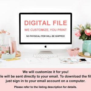K&ouml;nnte beinhalten: Ein Computerbildschirm zeigt den Text "DIGITAL FILE WE CUSTOMIZE, YOU PRINT NO PHYSICAL ITEM WILL BE SHIPPED!" Der Bildschirm befindet sich auf einem wei&szlig;en Schreibtisch mit einer Tastatur, einem Handy und einer rosa Sch&uuml;ssel mit Blumen.