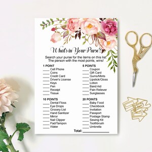 Op de afbeelding: Een printbare spelkaart met een bloemenontwerp. De kaart bevat een lijst met items om in een handtas te vinden, met punten toegekend aan elk item. De titel van het spel is "What's in Your Purse?"