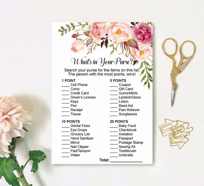 Op de afbeelding: Een printbare spelkaart met een bloemenontwerp. De kaart bevat een lijst met items om in een handtas te vinden, met punten toegekend aan elk item. De titel van het spel is "What's in Your Purse?"