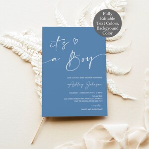 Op de afbeelding: Een blauwe uitnodigingskaart voor een babyshower met witte scripttekst die luidt "it's a Boy". De kaart bevat details voor een babyshower ter ere van Ashley Johnson, inclusief de datum, tijd en locatie. De kaart bevat ook RSVP-informatie.