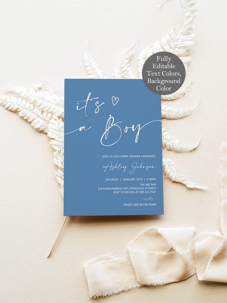 Op de afbeelding: Een blauwe uitnodigingskaart voor een babyshower met witte scripttekst die luidt "it's a Boy". De kaart bevat details voor een babyshower ter ere van Ashley Johnson, inclusief de datum, tijd en locatie. De kaart bevat ook RSVP-informatie.