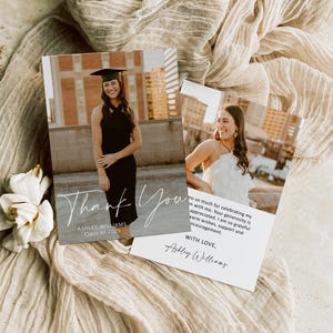 Cartão de agradecimento de formatura com foto editável Cartão de agradecimento de formatura Modelo de cartão de formatura minimalista e moderno Corjl 0143