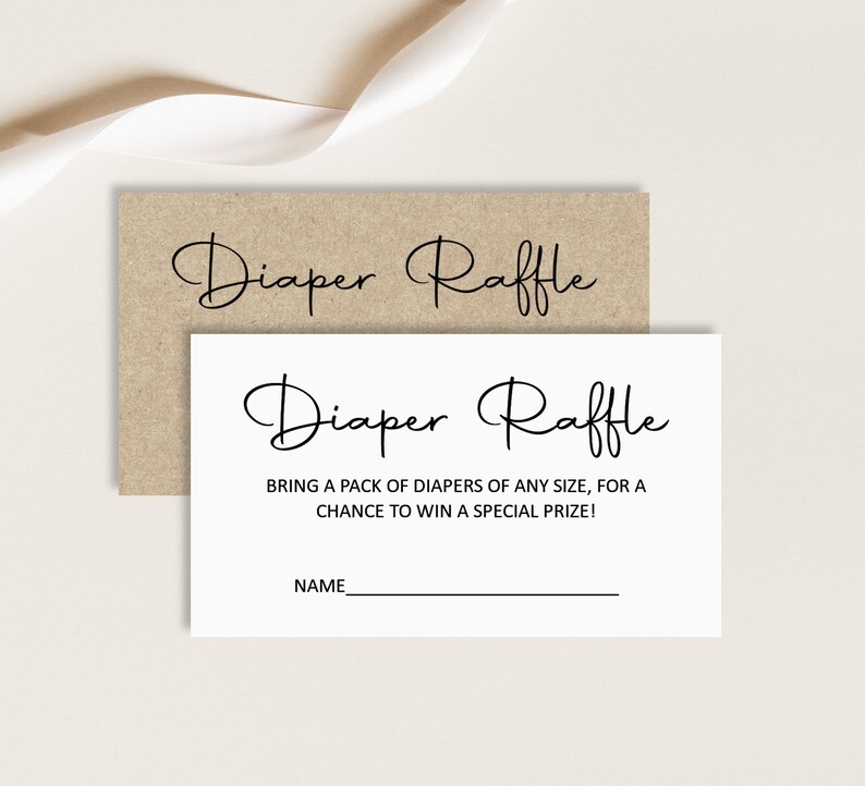 Puede incluir: Tarjeta blanca con texto negro que dice "Diaper Raffle" y "Trae un paquete de pa&ntilde;ales de cualquier tama&ntilde;o, para tener la oportunidad de ganar un premio especial!" con una l&iacute;nea en blanco para un nombre.