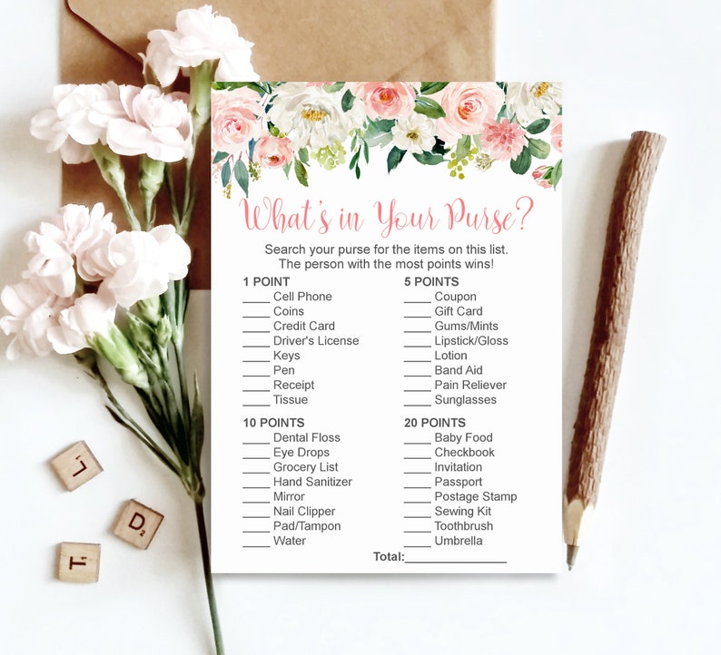 K&ouml;nnte beinhalten: Eine pinkfarbene und wei&szlig;e, floral bedruckte Spielkarte f&uuml;r ein "What's in Your Purse?"-Spiel. Die Karte listet Gegenst&auml;nde auf, die in einer Handtasche zu finden sind, wobei jedem Gegenstand Punkte zugewiesen werden. Die Person mit den meisten Punkten gewinnt.