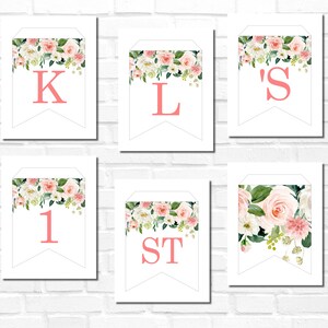 K&ouml;nnte beinhalten: Wei&szlig;e Wimpelbanner mit korallenfarbenen Buchstaben und floralen Arrangements. Die Banner zeigen die Buchstaben K, L, S, 1 und ST. Die floralen Arrangements umfassen rosa und wei&szlig;e Rosen und Gr&uuml;n.