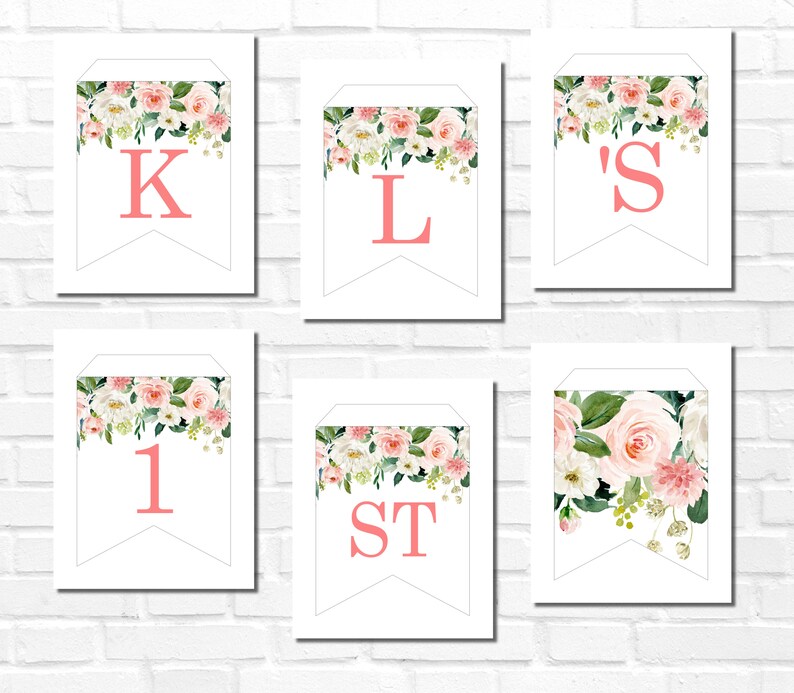 K&ouml;nnte beinhalten: Wei&szlig;e Wimpelbanner mit korallenfarbenen Buchstaben und floralen Arrangements. Die Banner zeigen die Buchstaben K, L, S, 1 und ST. Die floralen Arrangements umfassen rosa und wei&szlig;e Rosen und Gr&uuml;n.