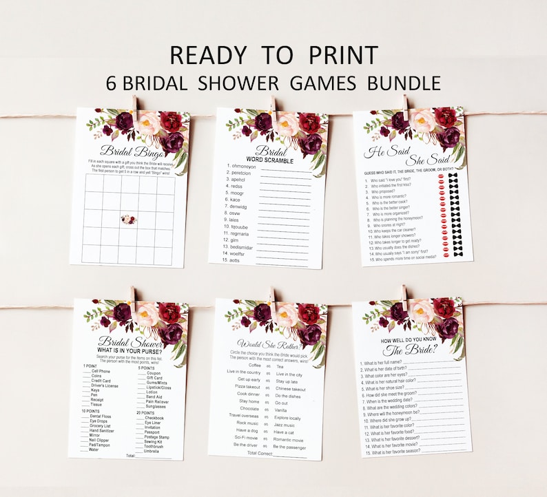 K&ouml;nnte beinhalten: Sechs druckbare Brautduschen-Spielkarten mit einem floralen Design in den Farben Burgunderrot, Rosa und Gr&uuml;n. Die Spiele beinhalten Bridal Bingo, Bridal Word Scramble, Er sagte Sie sagte, Bridal Shower What's in Your Purse, Would She Rather und How Well Do You Know the Bride?