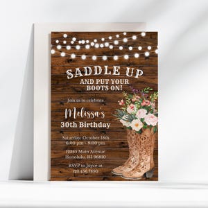 Convite editável para festa de aniversário estilo western, prepare-se e calce suas botas, convite de aniversário de cowgirl, convite floral com botas de cowboy, Corjl 0147