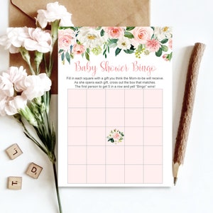 K&ouml;nnte beinhalten: Eine Baby Shower Bingo-Karte mit rosa und wei&szlig;en Blumen. Die Anleitung lautet: F&uuml;llen Sie jedes Feld mit einem Geschenk, das die werdende Mutter erhalten wird. Wenn sie jedes Geschenk &ouml;ffnet, streichen Sie das entsprechende Feld durch. Die erste Person, die 5 Felder in einer Reihe erh&auml;lt und "Bingo" ruft, gewinnt!