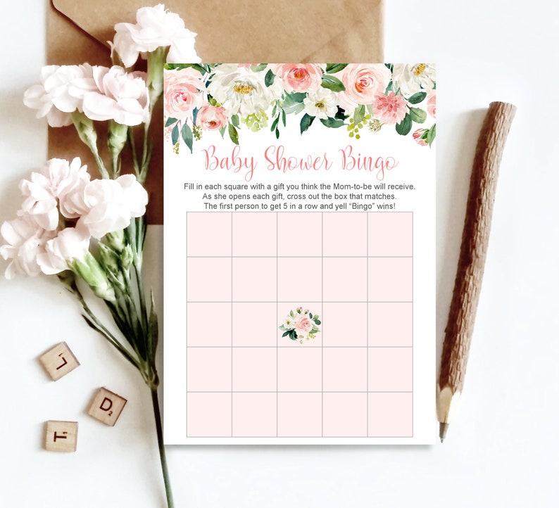 K&ouml;nnte beinhalten: Eine Baby Shower Bingo-Karte mit rosa und wei&szlig;en Blumen. Die Anleitung lautet: F&uuml;llen Sie jedes Feld mit einem Geschenk, das die werdende Mutter erhalten wird. Wenn sie jedes Geschenk &ouml;ffnet, streichen Sie das entsprechende Feld durch. Die erste Person, die 5 Felder in einer Reihe erh&auml;lt und "Bingo" ruft, gewinnt!