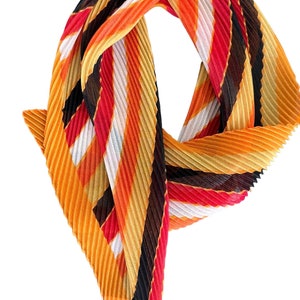 70&#39;s inspired pleated scarf