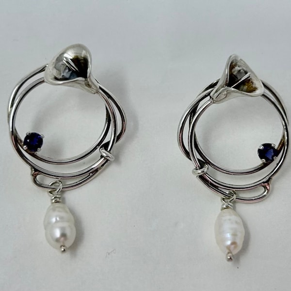 Calla Lilie Ohrringe - Blauer/Lila Turmalin und Tropfenperle - Floraler Modernist Schmuck