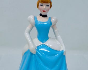 ヴィンテージディズニーのシンデレラとプリンス・チャーミングの磁器製