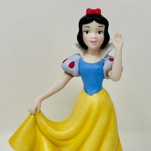 Disney Showcase Collection 132705 &quot;The Fairest of the All&quot; porcelain bisque figurine Snow White Precious Moments