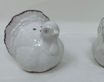 pair of ceramic turkey salt pepper shakers Thanksgiving farm animals