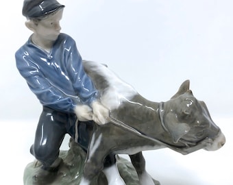 子牛を連れた少年　＃772　★ロイヤルコペンハーゲン　デンマーク　ヴィンテージ Royal Copenhagen Denmark Boy holding Cow #772 by Christian Thomsen