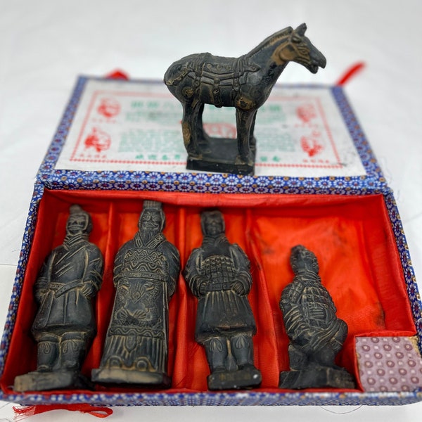 lot vintage de 5 chevaux guerriers en terre cuite Chine souvenirs