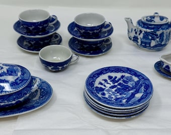 Juego de porcelana japonesa vintage Blue Willow: más de 24 piezas de té azul y blanco con transferencia de porcelana, platos, tazas, tetera y sopera con diseño de paisaje oriental.
