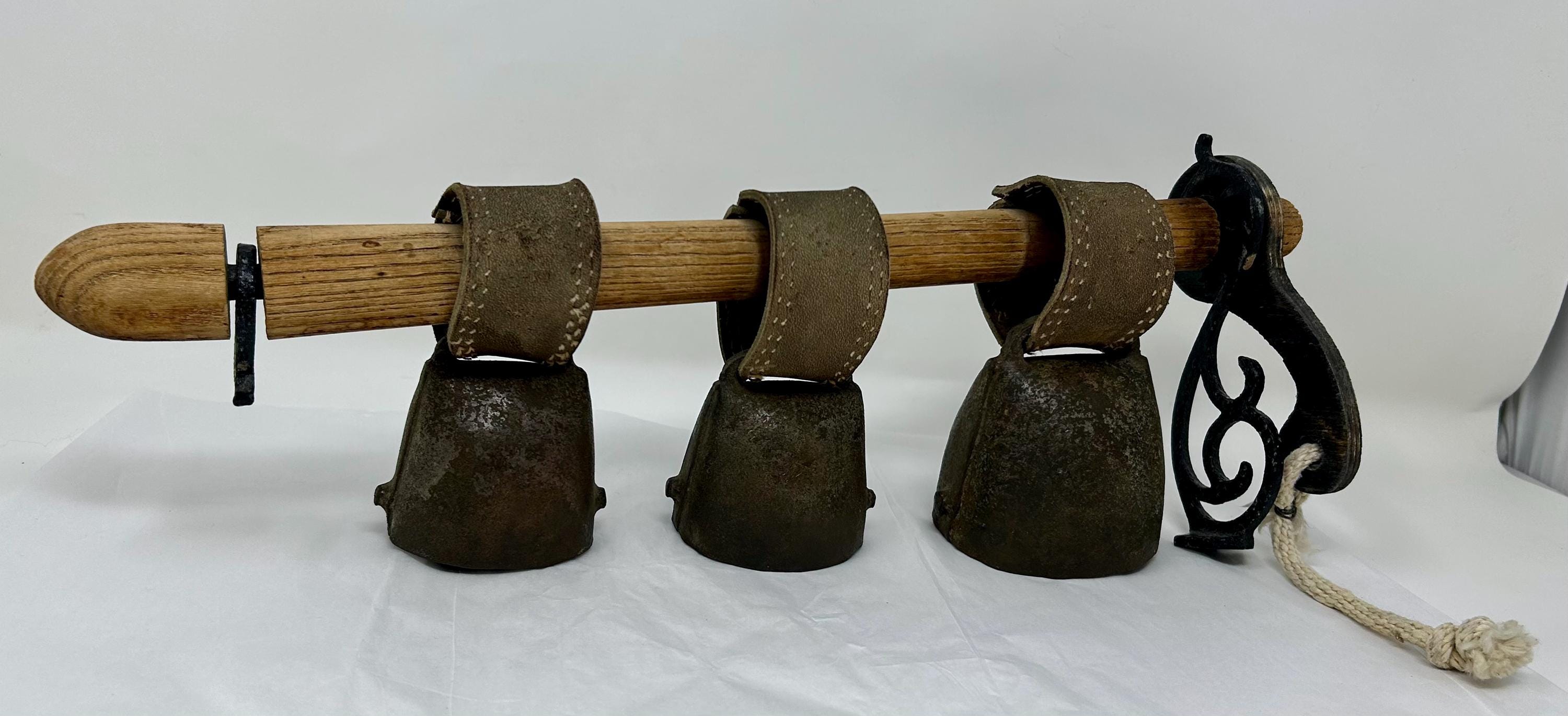 Set Di 3 Campane Da Mucca Rustiche Vintage In Metallo | Portafortuna Fatte A Mano Con Corda E Ghirlanda | Decorazioni Natalizie Grandi 10-20 Cm