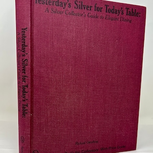 Peut inclure: Un livre à couverture rigide marron intitulé "Yesterday's Silver for Today's Table: A Silver Collector's Guide to Elegant Dining". Le livre a du texte noir et est un livre Schiffer pour collectionneurs.