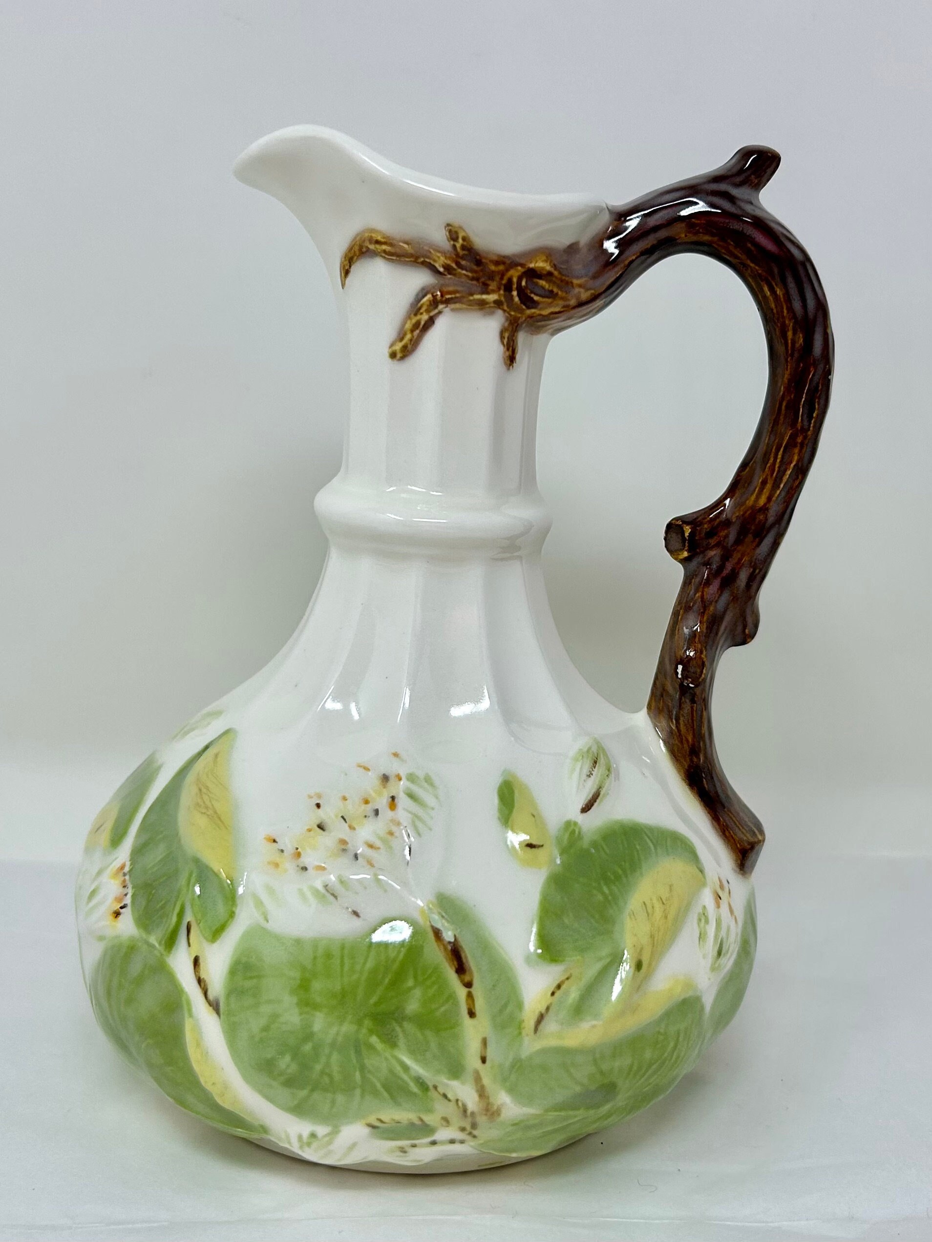 沸騰ブラドン 緑色の花と鳥の浮彫り陶器壺 ほとばしっ 工芸品
