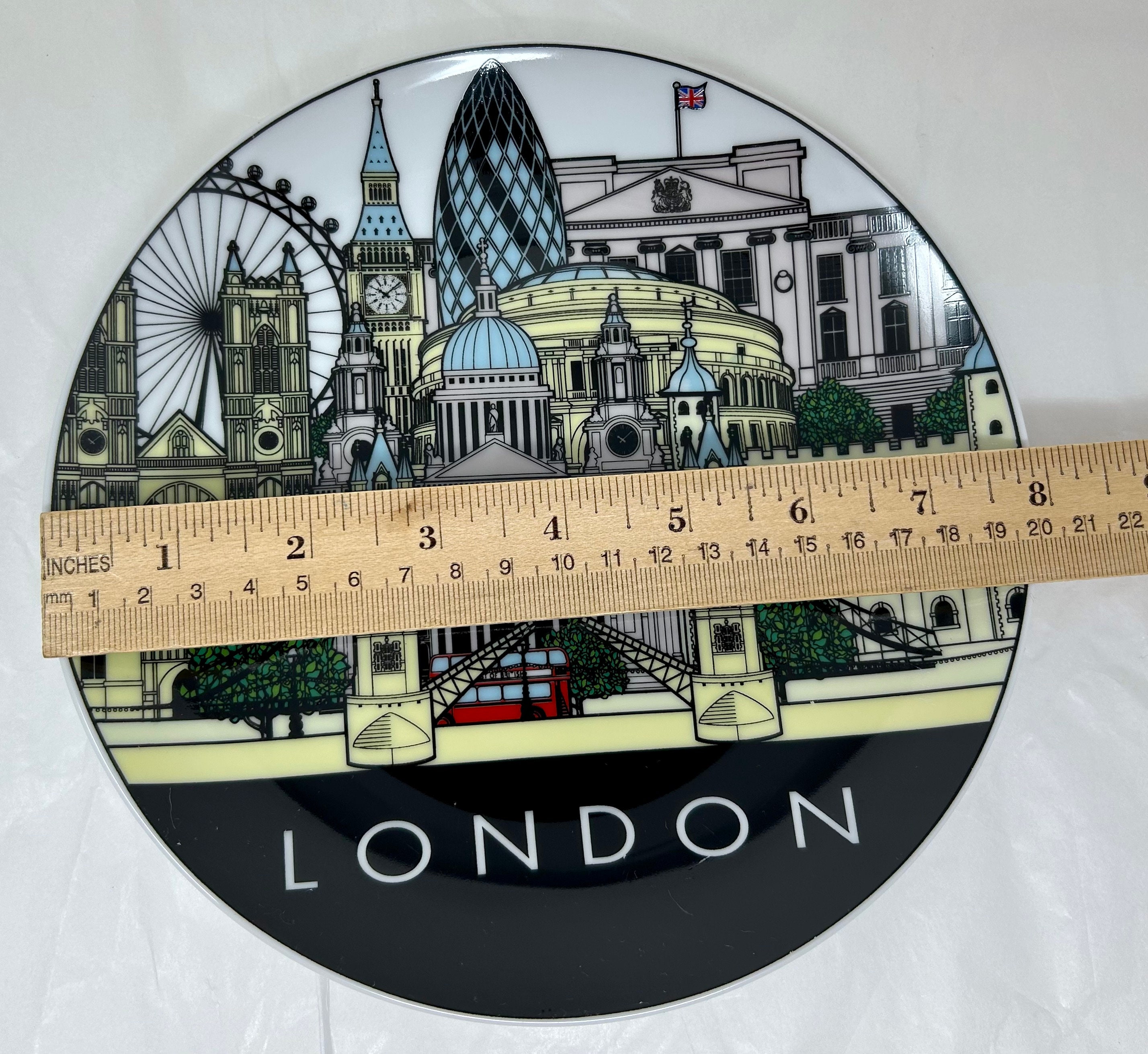 ロンドンの街並みを描いたお土産プレート – エルゲート製品 – 象徴的な