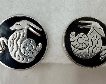 Aretes vintage de plata de ley 925 con el signo Capricornio de Taxco, México. Aretes astrológicos de la cabra de Taxco firmados. Joyería de plata de ley con cierre de rosca.