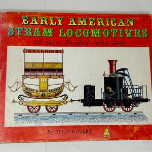 Puede incluir: Un libro antiguo titulado "Early American Steam Locomotives" con ilustraciones de trenes antiguos. La portada es roja con texto verde y blanco. Las ilustraciones representan un tren con un vagón de pasajeros y una locomotora de vapor.