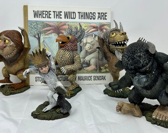 Set di 5 giocattoli/figurine McFarland vintage del 2000 e un'edizione del libro "Where the Wild Things Are" per il 25° anniversario (1988)!
