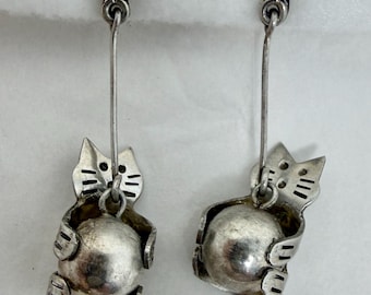 Pendientes vintage modernistas de gato en plata de ley. Joyas artesanales de estudio escultórico con colgante de gatito 3D, 15,3 g.