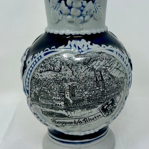 Pichet vintage en grès, Allemagne - Pichet en relief gris et bleu Boppard am Rhein - Souvenir motif vigne