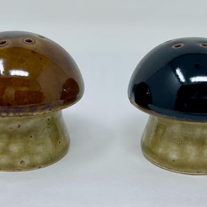 Vintage Mid-Century Mushroom Salt & Pepper Shakers – Brown Glazed Ceramic Pottery – Retro 1960s Kitchen Decor