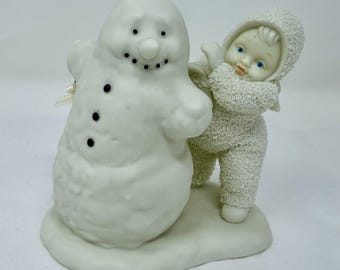 スノーベイビーではありません。プレゼントを持った雪に覆われた子供の