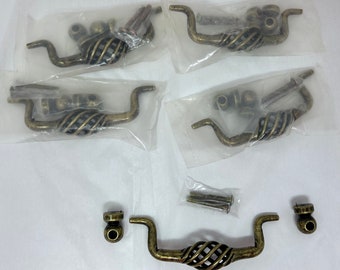Lote de 5 tiradores de cajón con forma de jaula de pájaros en espiral y 2 pomos – Tirador de latón antiguo para gabinete con tornillos – Perilla de herraje de hierro rústico – Vintage