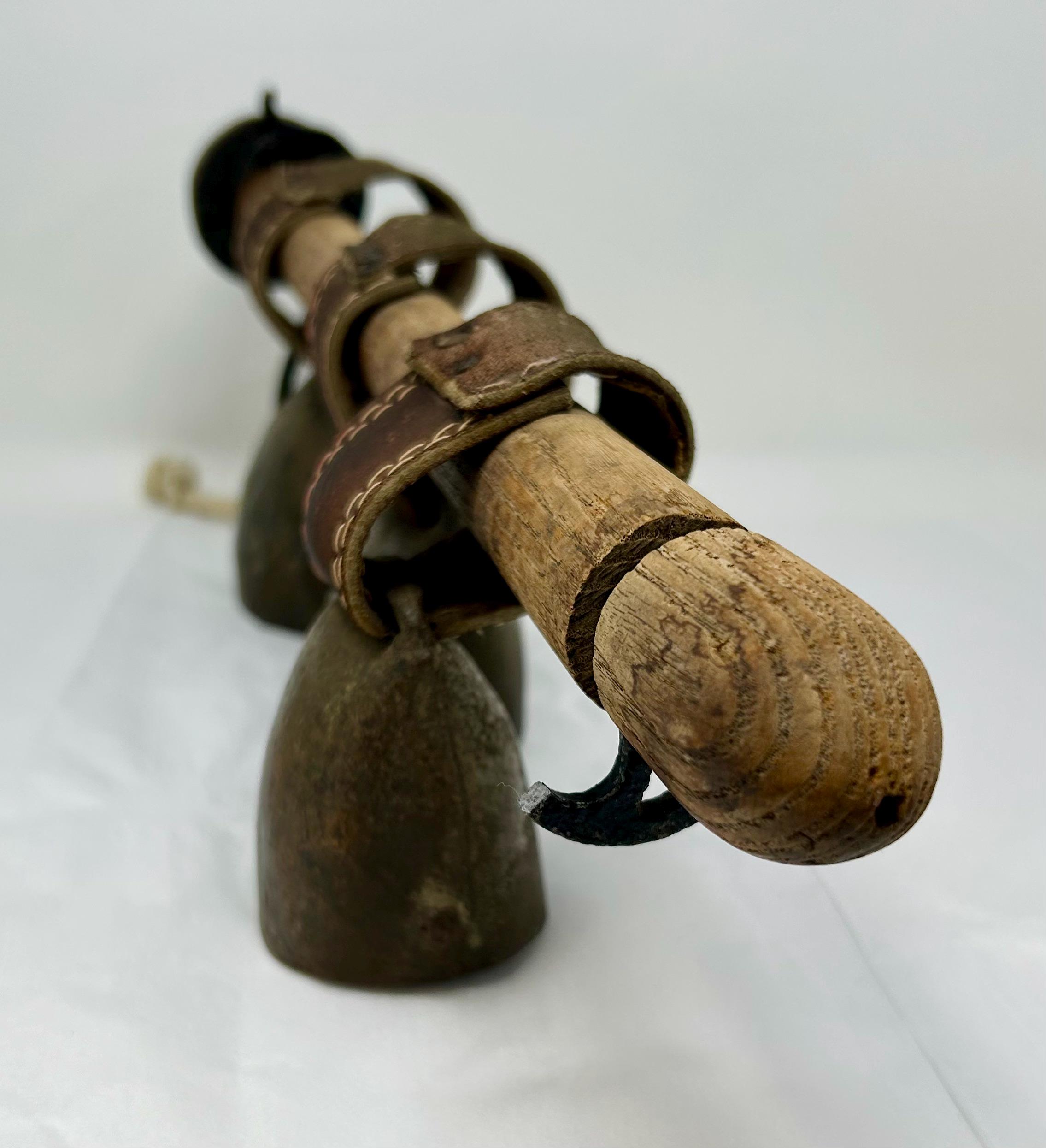 ヴィンテージアンティークブロンズカウベル3個（レザーバンド付き