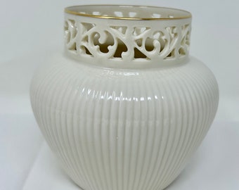 Jarrón vintage de porcelana Lenox color marfil: borde dorado, tapa reticulada recortada y diseño acanalado. Fabricado en EE. UU.