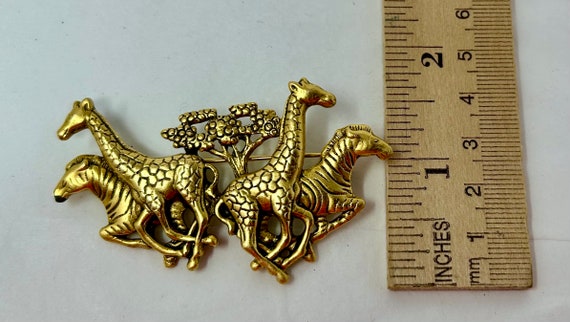 vintage AJC gold tone giraffe bra Africa pin safa… - image 3