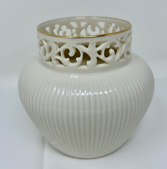 ヴィンテージ レノックス アイボリー 磁器 花瓶 – ゴールド リム、網目